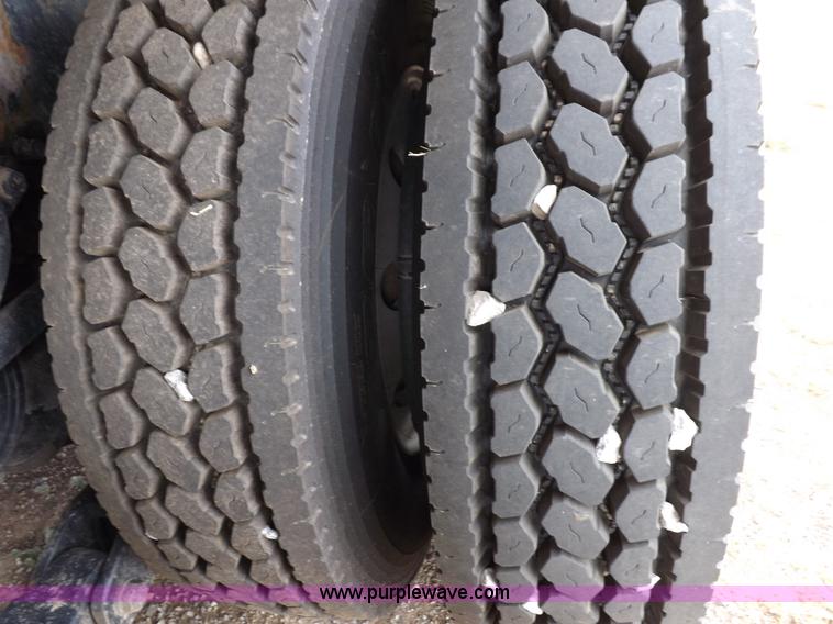 image for item I7690 2004 Kenworth W900 semi truck