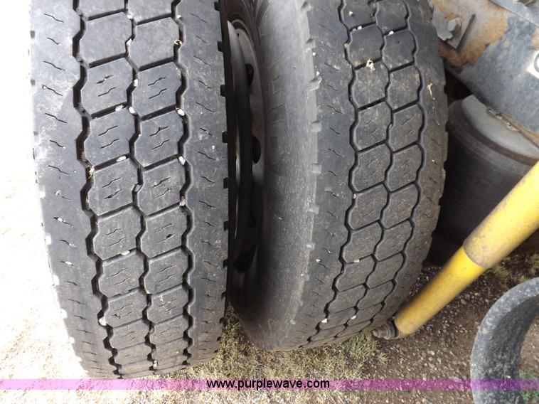 image for item I7690 2004 Kenworth W900 semi truck