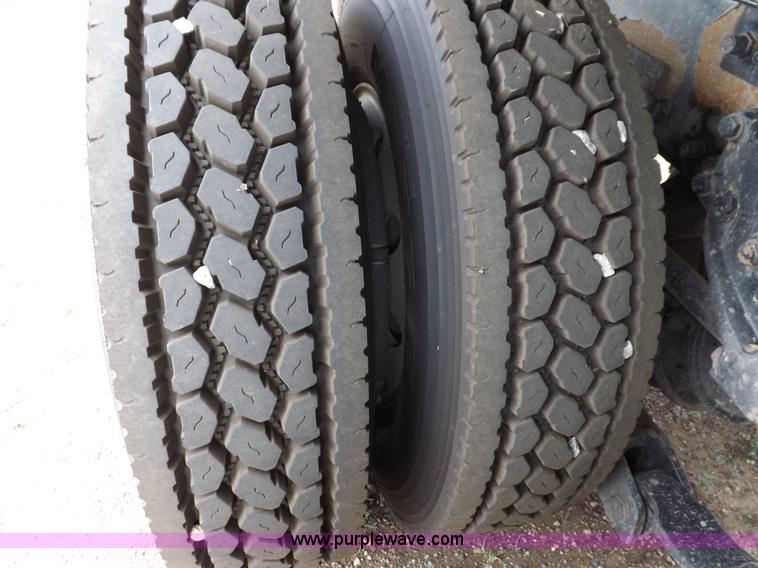 image for item I7690 2004 Kenworth W900 semi truck