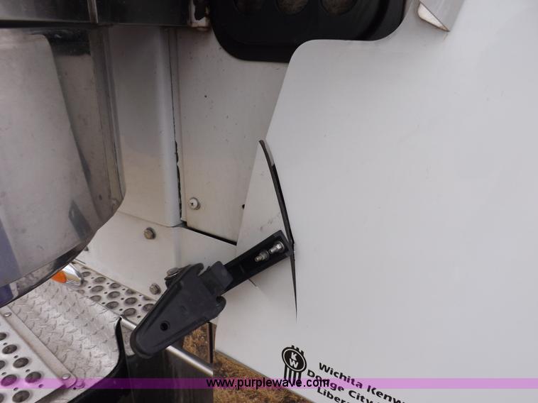 image for item I7690 2004 Kenworth W900 semi truck