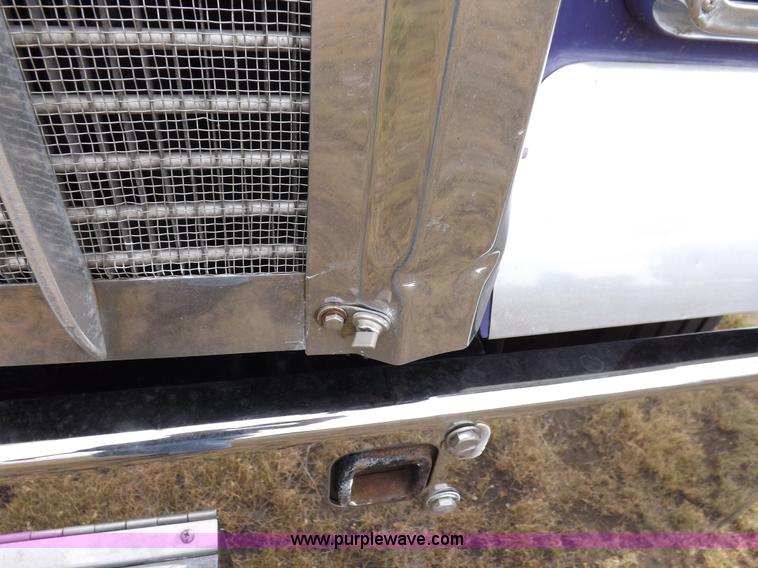 image for item I7690 2004 Kenworth W900 semi truck