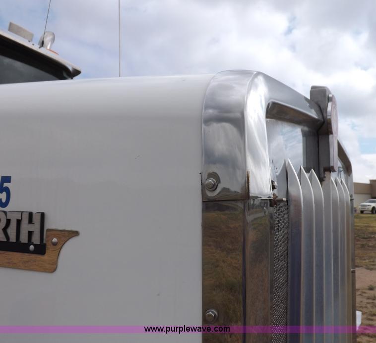 image for item I7690 2004 Kenworth W900 semi truck