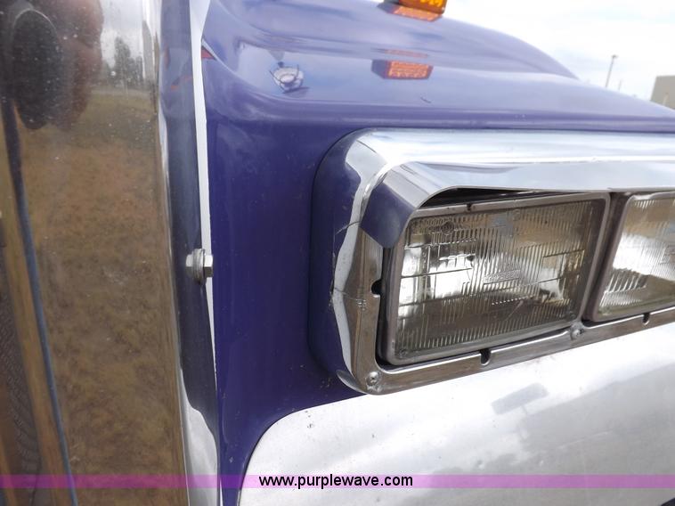 image for item I7690 2004 Kenworth W900 semi truck