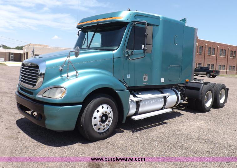 image for item I7716 2001 Freightliner Columbia semi truck