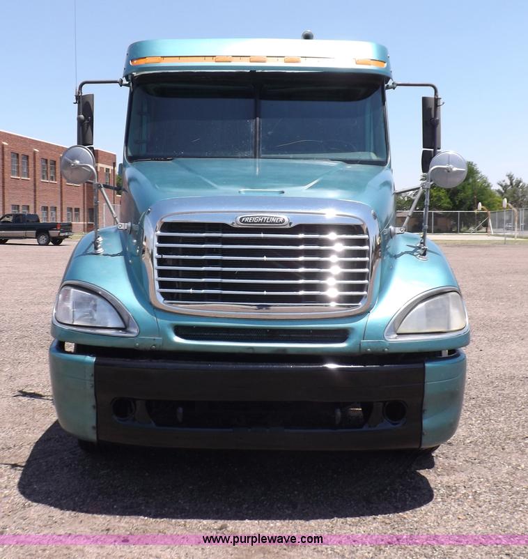 image for item I7716 2001 Freightliner Columbia semi truck
