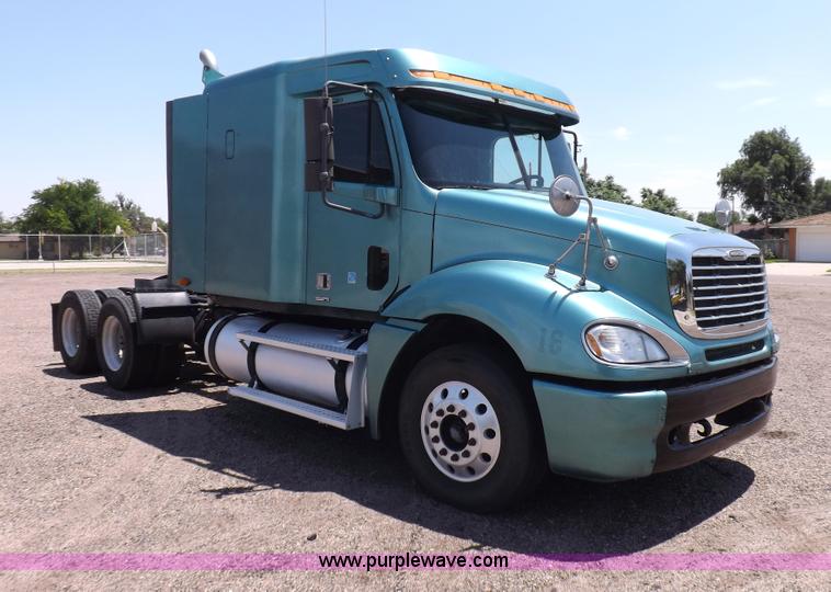 image for item I7716 2001 Freightliner Columbia semi truck