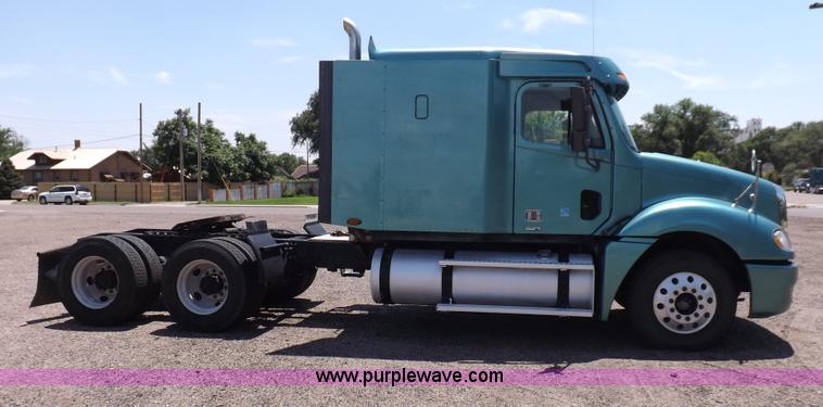 image for item I7716 2001 Freightliner Columbia semi truck