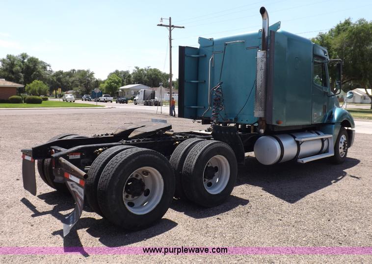 image for item I7716 2001 Freightliner Columbia semi truck