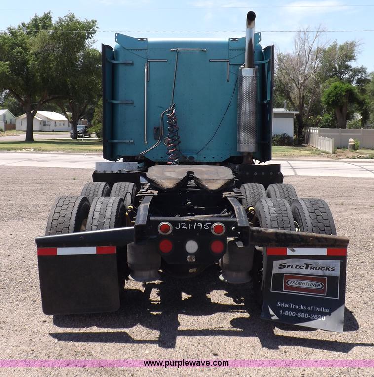 image for item I7716 2001 Freightliner Columbia semi truck