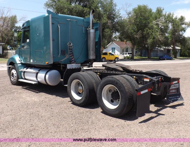 image for item I7716 2001 Freightliner Columbia semi truck