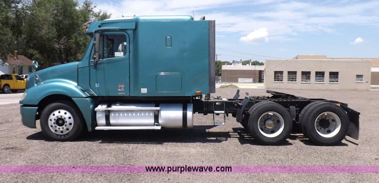 image for item I7716 2001 Freightliner Columbia semi truck