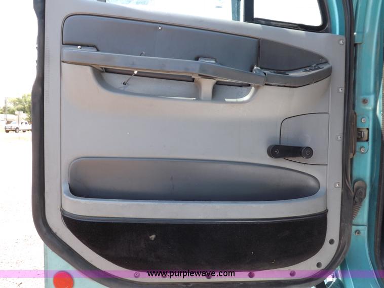 image for item I7716 2001 Freightliner Columbia semi truck