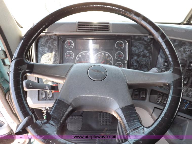 image for item I7716 2001 Freightliner Columbia semi truck