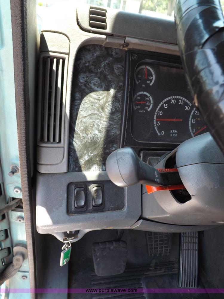 image for item I7716 2001 Freightliner Columbia semi truck