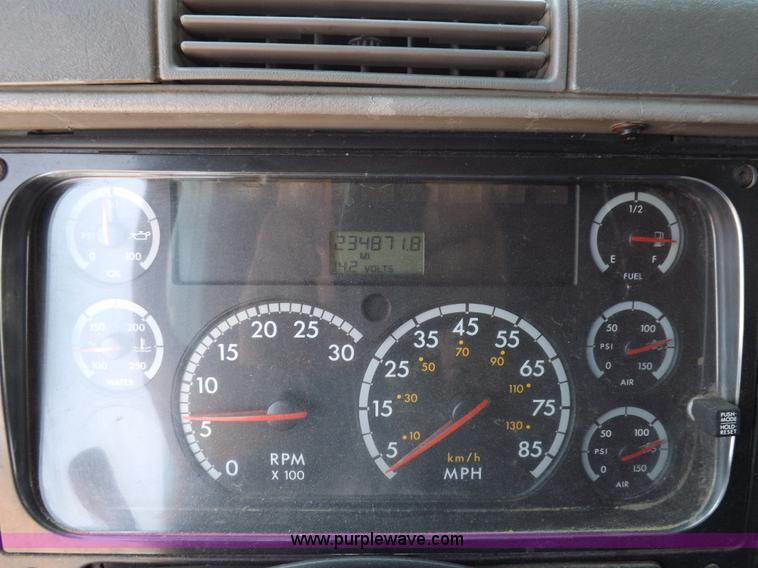 image for item I7716 2001 Freightliner Columbia semi truck