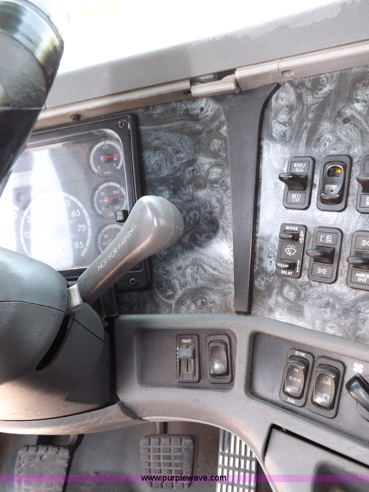 image for item I7716 2001 Freightliner Columbia semi truck