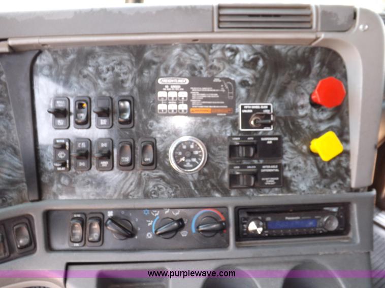 image for item I7716 2001 Freightliner Columbia semi truck