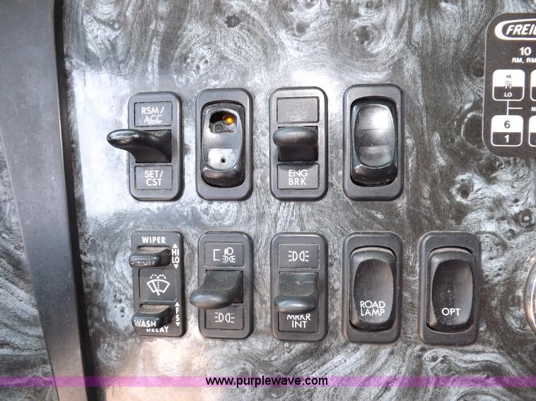 image for item I7716 2001 Freightliner Columbia semi truck