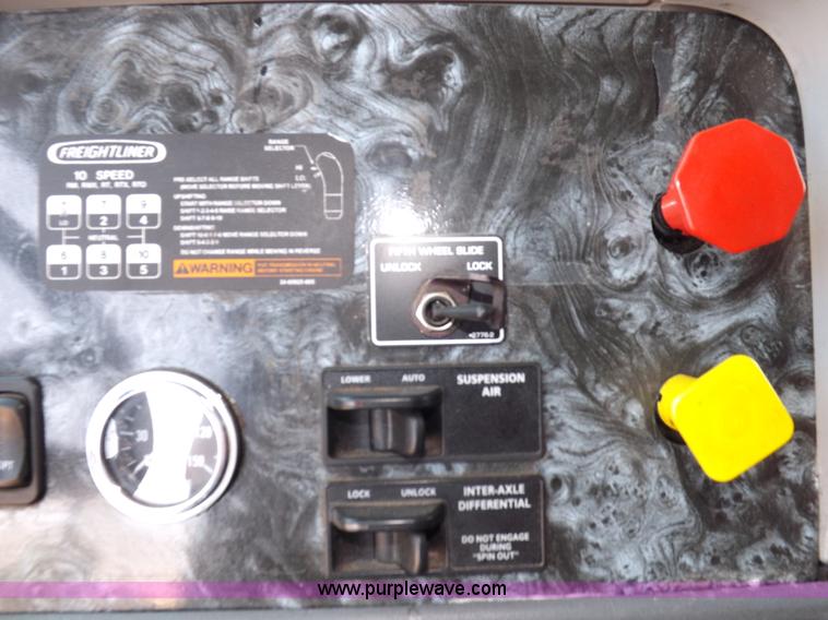 image for item I7716 2001 Freightliner Columbia semi truck