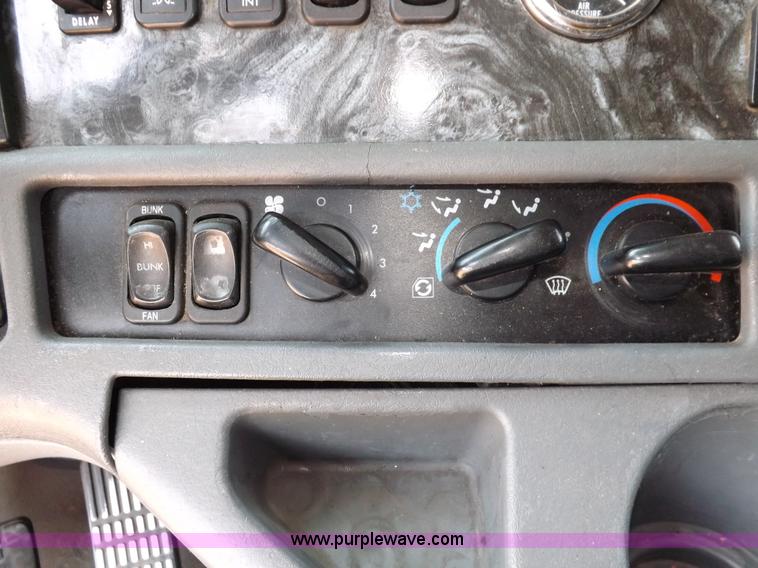 image for item I7716 2001 Freightliner Columbia semi truck