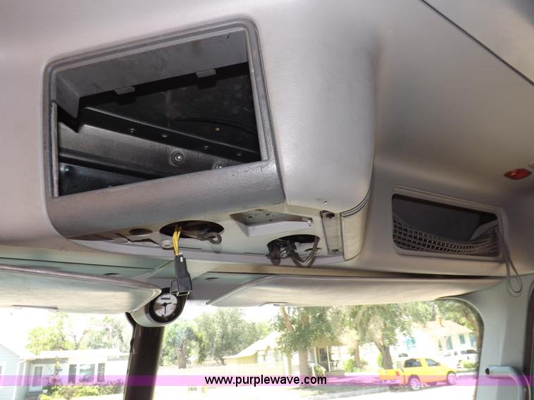 image for item I7716 2001 Freightliner Columbia semi truck