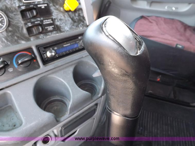 image for item I7716 2001 Freightliner Columbia semi truck