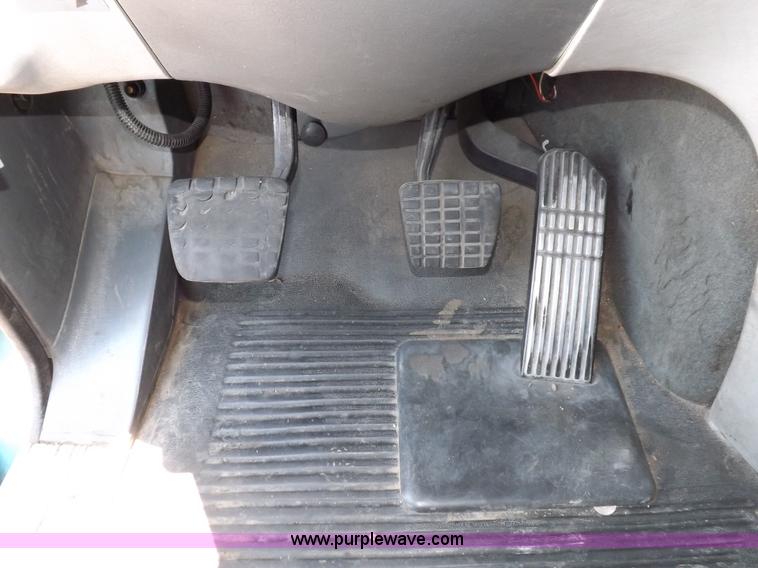 image for item I7716 2001 Freightliner Columbia semi truck