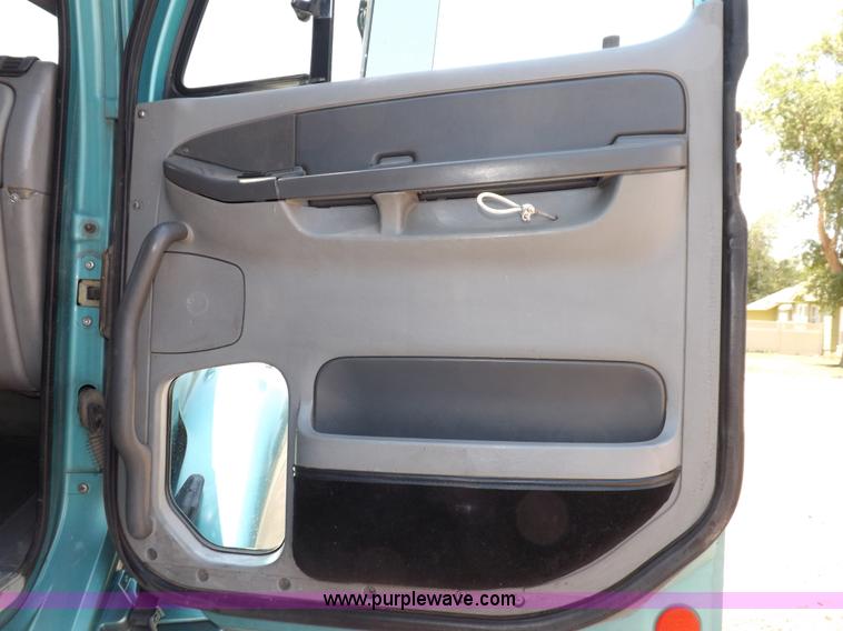 image for item I7716 2001 Freightliner Columbia semi truck