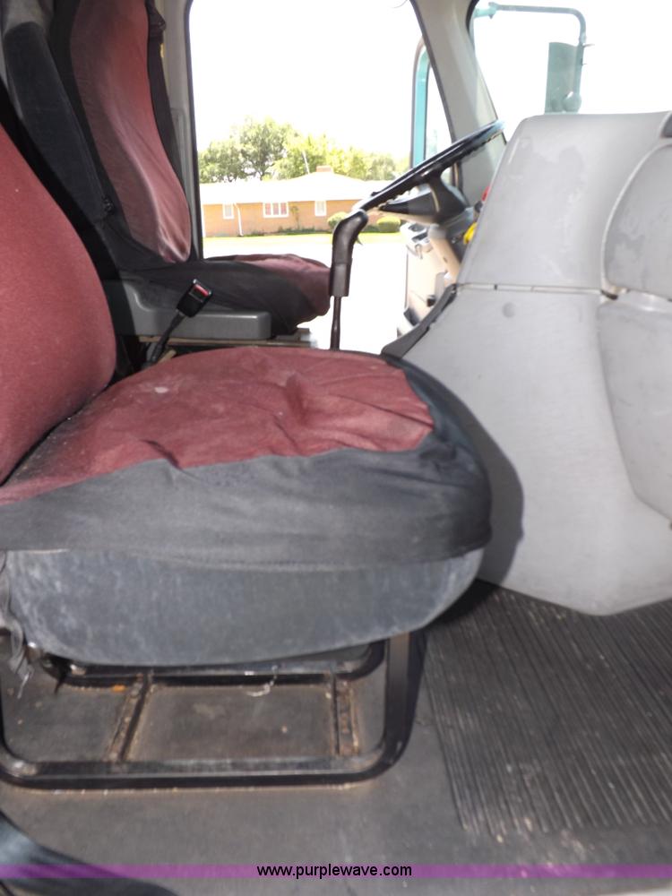 image for item I7716 2001 Freightliner Columbia semi truck