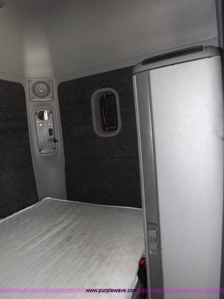 image for item I7716 2001 Freightliner Columbia semi truck