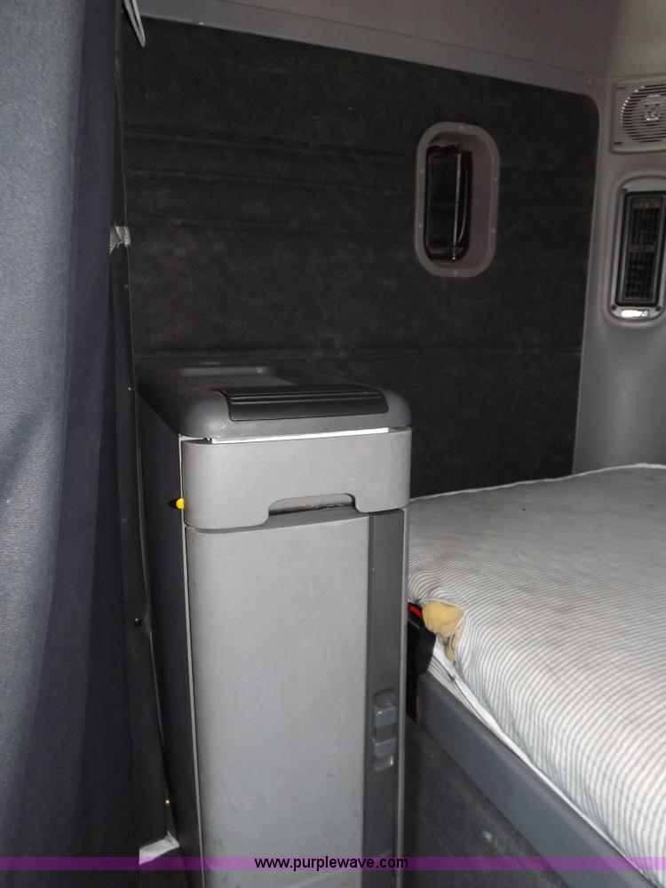 image for item I7716 2001 Freightliner Columbia semi truck