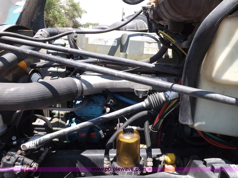 image for item I7716 2001 Freightliner Columbia semi truck