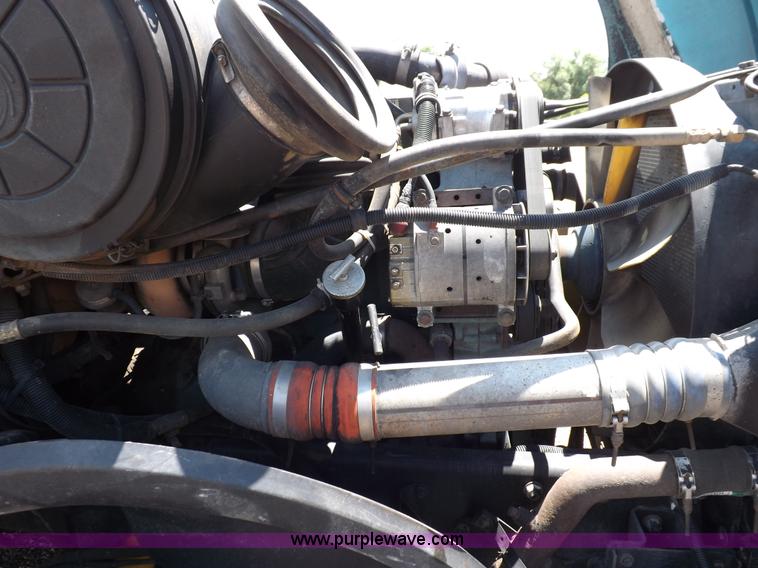 image for item I7716 2001 Freightliner Columbia semi truck