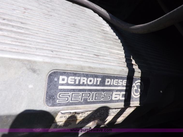 image for item I7716 2001 Freightliner Columbia semi truck