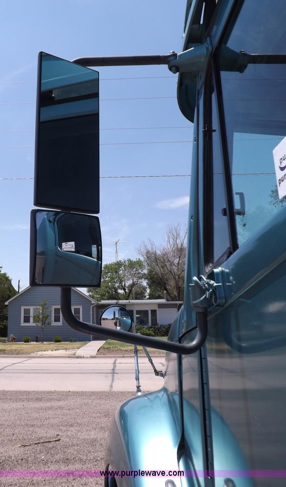 image for item I7716 2001 Freightliner Columbia semi truck