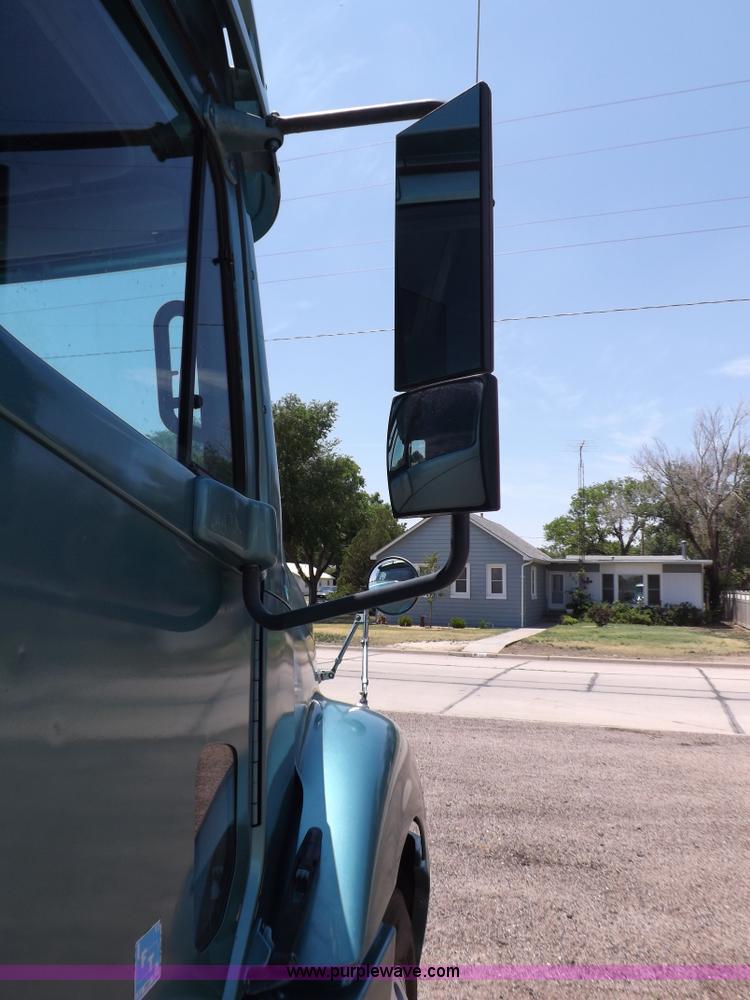 image for item I7716 2001 Freightliner Columbia semi truck