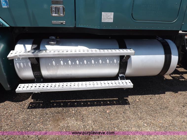 image for item I7716 2001 Freightliner Columbia semi truck