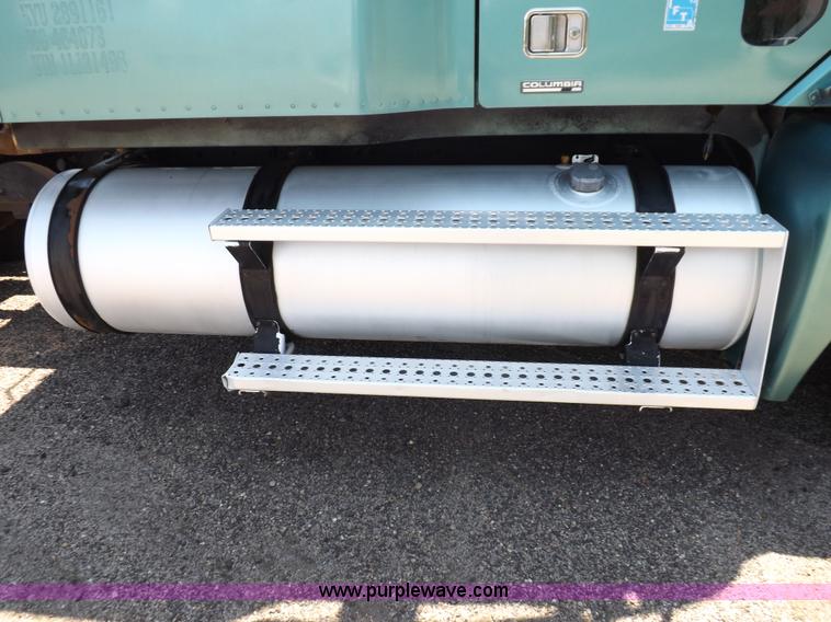 image for item I7716 2001 Freightliner Columbia semi truck