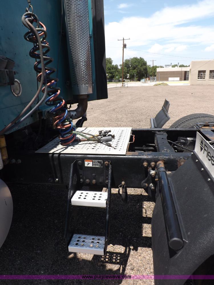 image for item I7716 2001 Freightliner Columbia semi truck