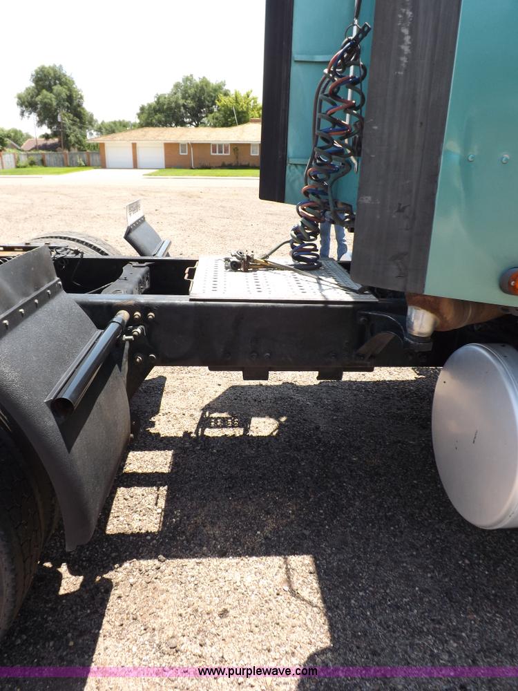 image for item I7716 2001 Freightliner Columbia semi truck