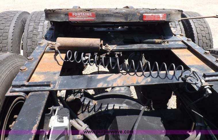 image for item I7716 2001 Freightliner Columbia semi truck