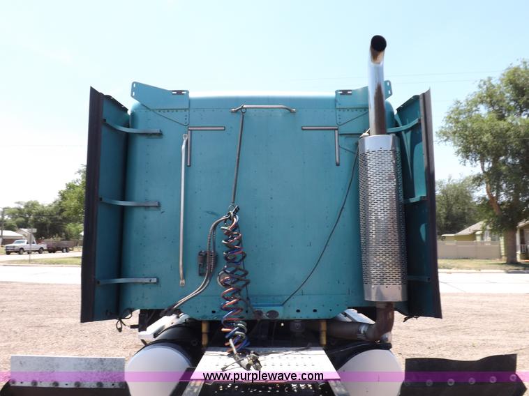 image for item I7716 2001 Freightliner Columbia semi truck