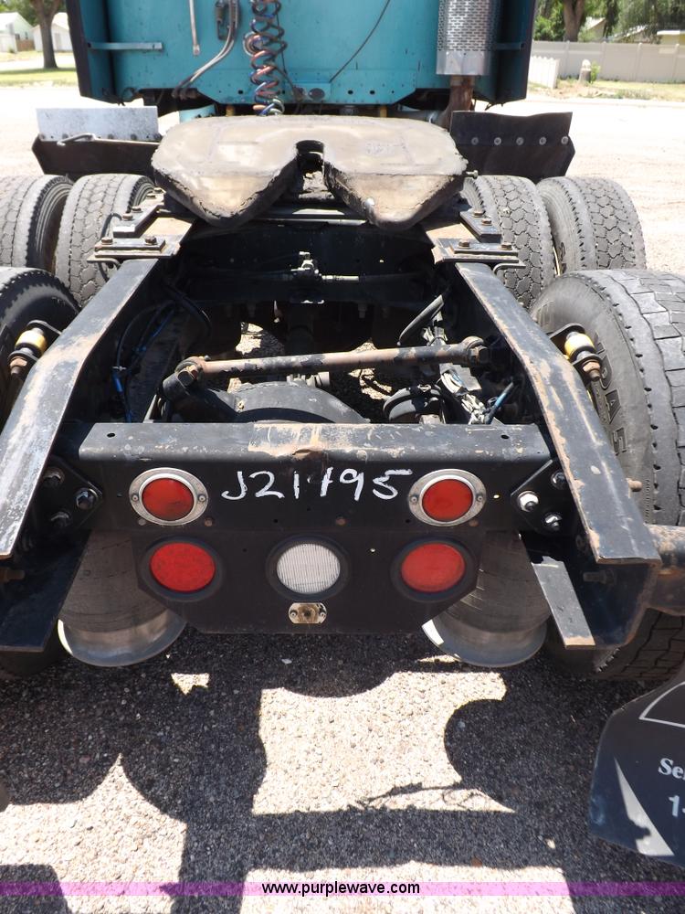 image for item I7716 2001 Freightliner Columbia semi truck