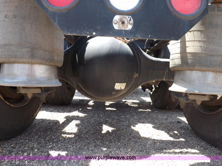 image for item I7716 2001 Freightliner Columbia semi truck