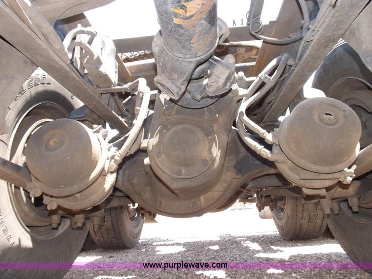 image for item I7716 2001 Freightliner Columbia semi truck