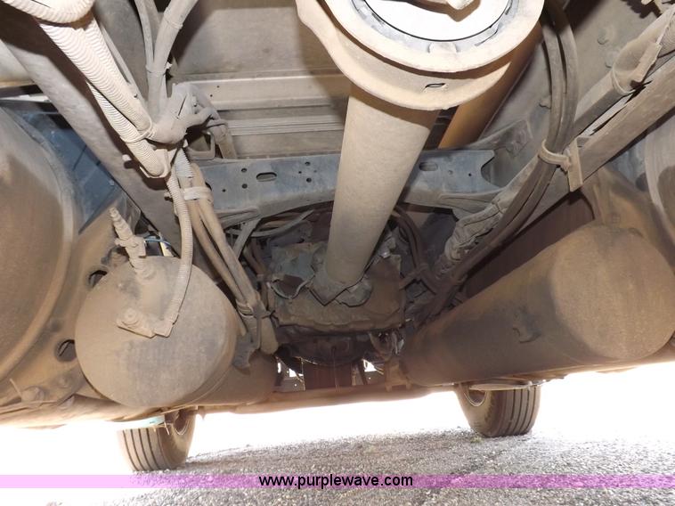 image for item I7716 2001 Freightliner Columbia semi truck