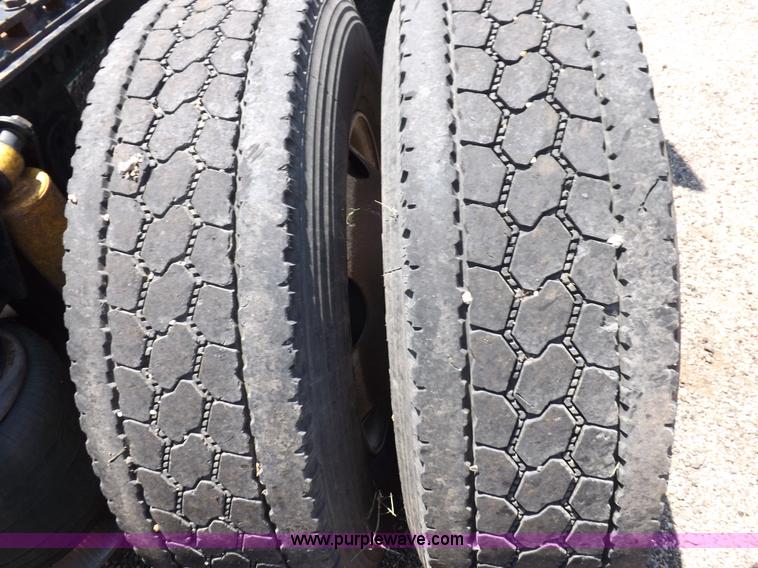 image for item I7716 2001 Freightliner Columbia semi truck