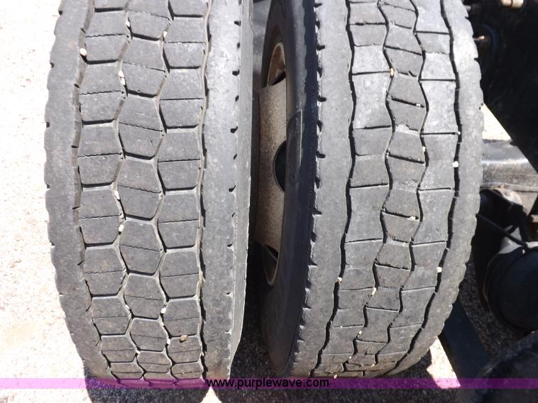 image for item I7716 2001 Freightliner Columbia semi truck