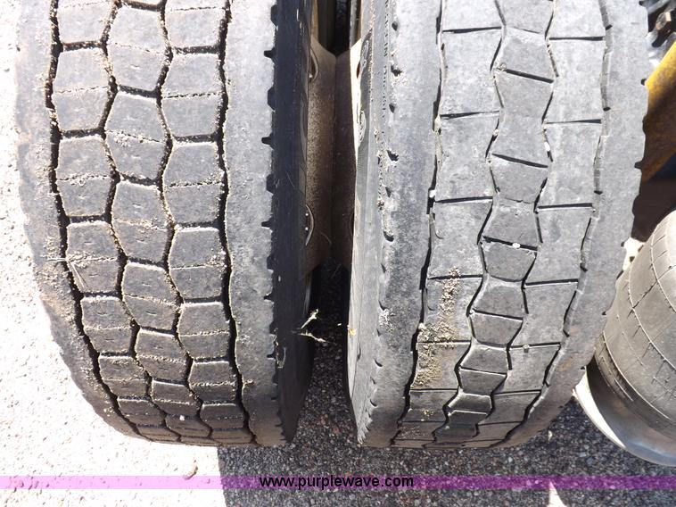 image for item I7716 2001 Freightliner Columbia semi truck