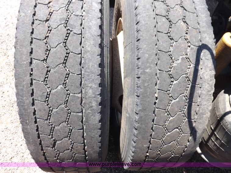 image for item I7716 2001 Freightliner Columbia semi truck